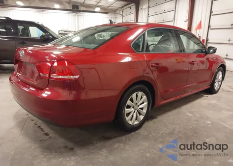 2015 Volkswagen Passat 1.8T Wolfsburg Edition z USA, uszkodzony, nr VIN 1VWAT7A34FC002870